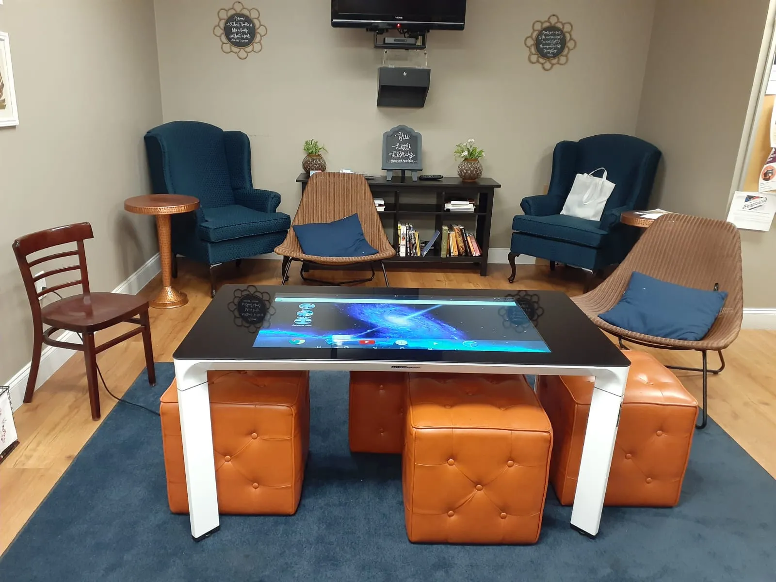 Sala de casa con una mesa interactiva Willboard